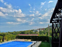 Вила под наем The White Hills House