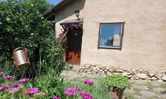 Лято в глинена къща с панорама